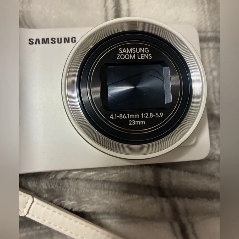 Samsung White Compact Digital Camera with Zoom Lens